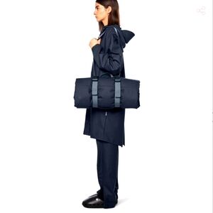 NWT RAINS WATERPROOF PUFFER TRAVEL BLANKET NAVY